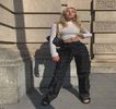 — în asentimentul jovialităţii ei. „Te cunosc de undeva?” Expresia facială îi rămâne intactă până