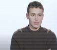 ☼.:｡☽; Și cât stătea așa, cu coatele pe tejghea și capul plecat, se uită în spate; și îi