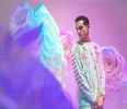 ̷͡︽.　· Irișii săi poposesc asupra siluetei ce părea atât de fragilă sub lumina artificială ce