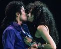 Michael-Jackson-kiss-during-bad-tour