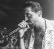 — Își face cruce când îî vede pe nebunii ăia și fuge cu Antonia din bucătărie. "Ferească