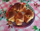 cornuri mari si pufoase cu dulceata de piersici