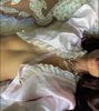 ni ces appas jumeaux blottis en ton corsage╱où l⸍on souhaite que batte un cœur