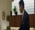 privind-o curios pe când deschid ușa și o las pe aceasta să pășească prima în interior. O