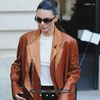 ،19.04 Ꜥℐẹṇṇẹṛ on ²⁷ʝan in Paris, FR; leaving the Schiaparelli Show.