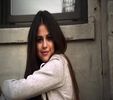 rătăcită, care a străpuns norii grei, acum învinși de venirea serii — o seară ce cade domol,