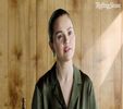 tăcută. Pășesc în afara camerei cu pași lenți, tălpile abia atingând podeaua, de parcă mi-ar fi