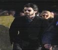 ⸺ de tocul uşii, cu mâinile în buzunarele hainei din piele, aceeaşi pe care o purtase în noaptea