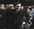 ⸺ decât era deja. Scană încăperea cu ochii lui întunecaţi—o secundă, două, poate trei, dar