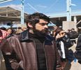 ⸺ privirii lui se stinge eventual. Simte apoi mai întâi mirosul—un amestec de parfum dulceag,