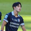aici avem un exemplar de fotbalist corean frumos