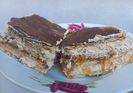 Tort de biscuiti cu crema caramel si jeleu de piersici
