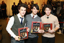 Jonas+Brothers+Sign+Copies+Their+New+Book+eVmU_CroSwsl