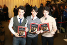 Jonas+Brothers+Sign+Copies+Their+New+Book+L4LXv7cPEPzl