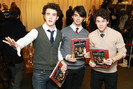 Jonas+Brothers+Sign+Copies+Their+New+Book+tpi1smptpC9l