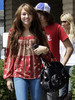 Miley Cyrus out for a coffee 5YjmvuzEnG0l