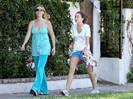 miley-cyrus_COM-la2007aug31-earlywalk001