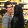 joe-jonas-demi-lovato-giggly