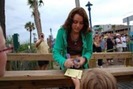 miley da autografe