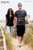 post_image-miley-cryus-liam-hemsworth-holding-hands-australia-photos-01052010-004