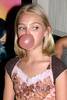 annasophiarobbfan_com-bubblegumblowingcontest-2005jul12-i001