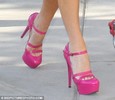 O pereche de pantofi!!Bravo Selena!!!!