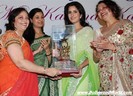 Katrina-Kaif-receiving-award-003-475x344