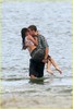 miley-cyrus-liam-hemswroth-kiss-01