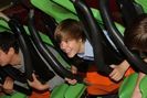 Candids-2010-May-8th-Six-Flags-Magic-Mountain-Credit-Justin-B-Org-justin-bieber-12091056-399-266