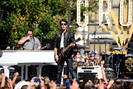 Jonas+Brothers+Friends+Perform+Grove+CYUNdUenYx3l