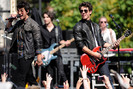 Jonas+Brothers+Friends+Perform+Grove+GYtKvWUA6rnl