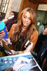 Miley+Cyrus+stops+sign+hundreds+teenage+fans+tBxjHD1y-1Hl