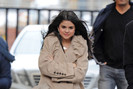 Selena stays warm j2MzPpw6b4-m