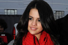 Selena Gomez greets her fans hHUVqIFv_CIm