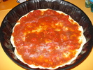 PIZZA:PUNEM PESTE BLAT SUCUL DE ROSII CU BUSUIOC SI ULEI DE MASLINE