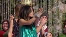 vanessa-hudgens_NET-disneychristmasparade2007-0117