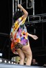 lilly allen isi arata celulita pe scena