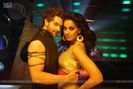 neil-holds-bipasha-in-aa-dekhen-zara