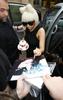 gaga-signing-some-autographs-in-syndey-lady-gaga-6403614-404-640