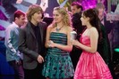 sterling-knight-tiffany-thornton-ed-eden-sher-in-una-scena-dell-episodio-three-s-not-company-di-sonn