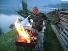 Bundu la gratar pe fondul lacului