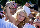 taylor-swift-fans-camera[1]