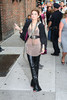 Miley+Cyrus+holds+up+peace+sign+poses+photographs+0IEkKte-V43l
