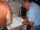 Iancsi se uita in instructiunile aragazului
