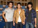 Joe_Jonas_1264192502_4