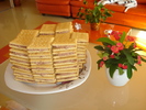 BISCUITI UMPLUTI CU CREMA DE TORT