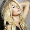 paris-hilton pe perete