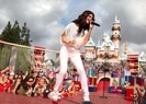 November-7th-taping-of-the-2010-Disney-Parks-Christmas-Day-Parade-selena-gomez-16820485-400-285