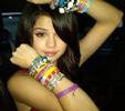 e5f05_selena-gomez-autografi-braccialetti