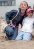 miley-cyrus_dot_com-beach-sister-1